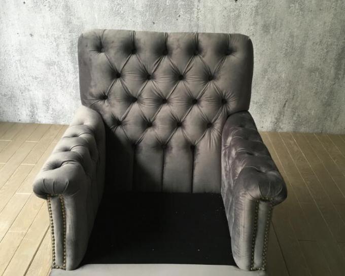 Le bouton de célibataire a orné Sofa Classic Velvet With Casters/finition naturelle légère 0