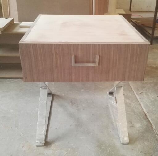 Le Roi Size Hotel Bedside ajourne des marchandises de cas d'hospitalité de jambe en métal avec Sheen 100% 0