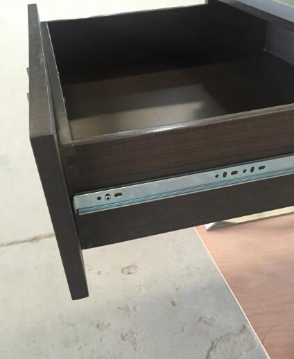 Le Roi Size Hotel Bedside ajourne des marchandises de cas d'hospitalité de jambe en métal avec Sheen 100% 2