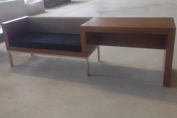 Unité en bois de bureau d'hôtel avec le banc de bagage, unité de bureau de cadre en métal 0
