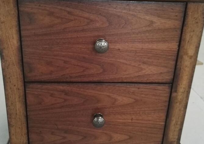 3 tables de chevet d'hôtel de tiroir pour des meubles de chambre à coucher, placage de noix 1