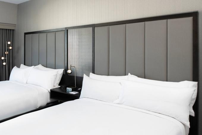 Les ensembles adaptés aux besoins du client de meubles de chambre à coucher d'hôtel incluent les meubles fixes 1