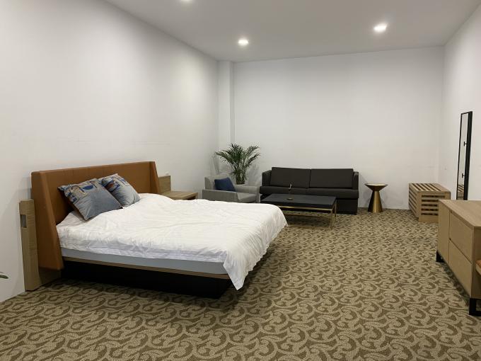 Les ensembles adaptés aux besoins du client de meubles d'hôtel incluent le Tableau Sofa Modern de tête de lit de plate-forme 1