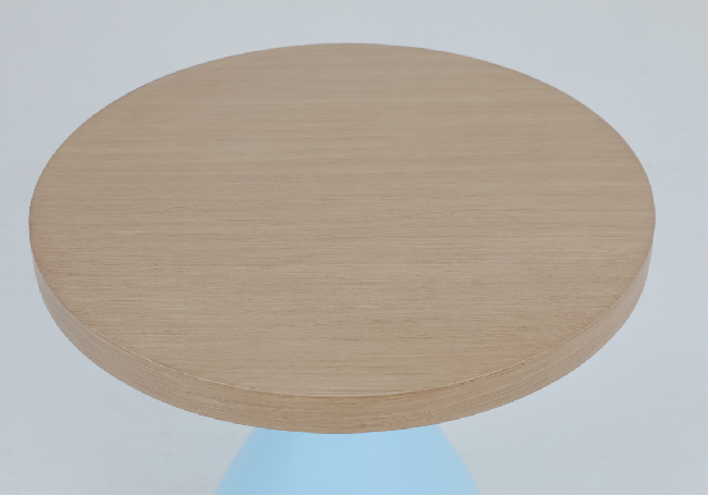 Table de nuit moderne en bois avec une base en forme 0