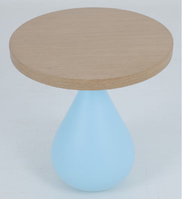 Table de nuit moderne en bois avec une base en forme