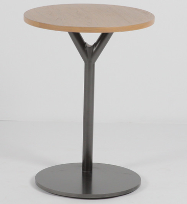 Un bon prix. Table basse supérieure en bois noire de salon avec la base en acier en ligne