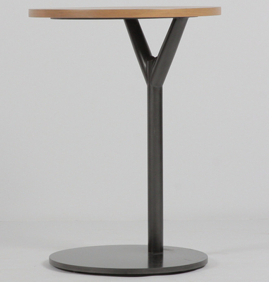 Un bon prix. Table basse noire de grume de salon avec le côté bas en acier en ligne