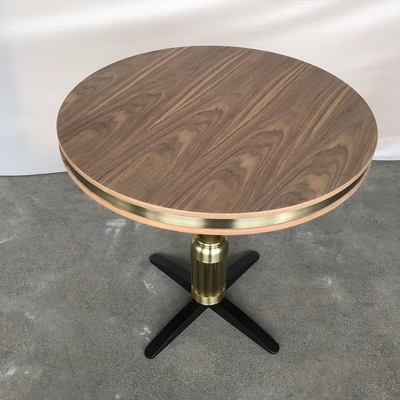Un bon prix. Table de salle à manger à base métallique supérieure en bois de noix moderne en ligne