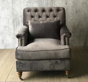 Un bon prix. Le bouton de célibataire a orné Sofa Classic Velvet With Casters/finition naturelle légère en ligne