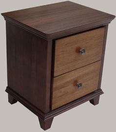 Un bon prix. Tables de chevet antiques d'hôtel de style avec 2 tiroirs, bord en bois solide en ligne