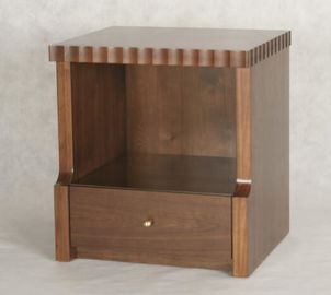Un bon prix. Tables de chevet en bois d'hôtel de couleur foncée avec un tiroir, taille de roi/Reine en ligne
