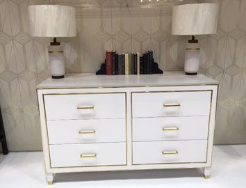 Un bon prix. Tiroirs à haute brillance blancs de la raboteuse 6 de chambre d'hôtel avec la bande en métal, peinture de laque d'unité centrale en ligne