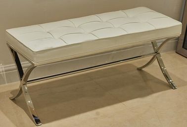 Un bon prix. Le bouton a orné les biens en cuir de banc d'Ottoman de chambre à coucher avec les jambes mentales, couleurs noires en ligne