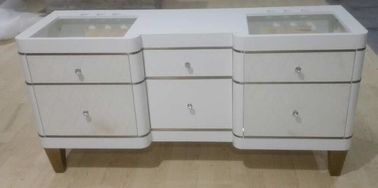 Un bon prix. Meuble de rangement blanc de salle de bains de chêne de couleur avec des tiroirs, dessus en pierre de quartz en ligne