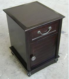 Un bon prix. Bois foncé Nightstand avec des tiroirs, support étroit de dessus de HPL de nuit de table de chevet en ligne