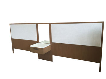 Un bon prix. Têtes de lit de style d'hôtel de cadre en bois de chêne pour les lits jumeaux avec le support de nuit en ligne