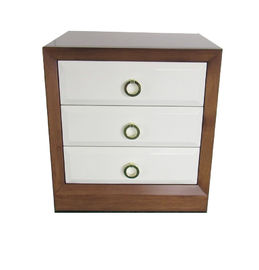 Un bon prix. Supports en bois de nuit de chambre à coucher de cadre de noix avec 3 la finition blanche Front Panel Drawers en ligne