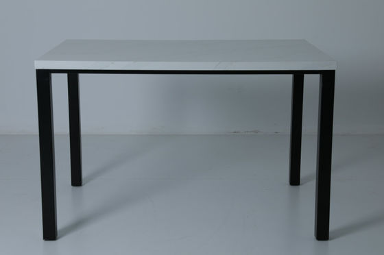 Un bon prix. ADA Table pour quatre personnes avec comptoir en pierre carrée pour l'industrie hôtelière en ligne