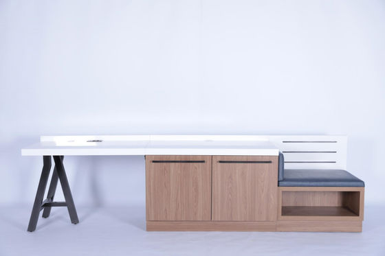 Un bon prix. Bureau linéaire simple et moderne avec banc à bagages et commode pour l'hôtel en ligne