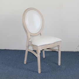 Un bon prix. Chaise empilable de Louis de style de chêne en bois de mariage antique français de cadre en ligne