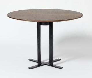 Un bon prix. Tableau rond supérieur de salle à manger de placage en bois de noix avec à base métallique noir en ligne