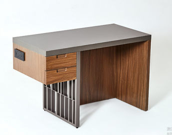 Un bon prix. Bureau d'hôtel de cadre en métal de stratifié du luxe HPL avec 2 tiroirs et puissances en ligne
