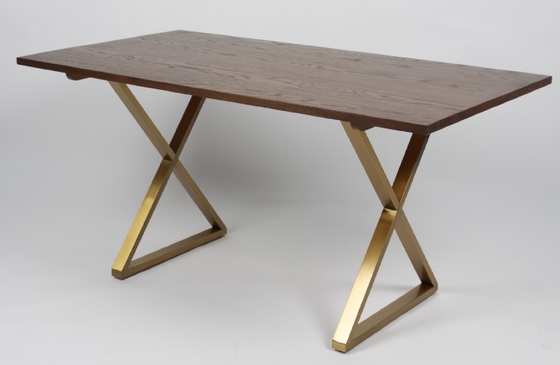 Un bon prix. Les jambes en bois solides en métal encadrent la table de salle à manger en bois rectangulaire en ligne