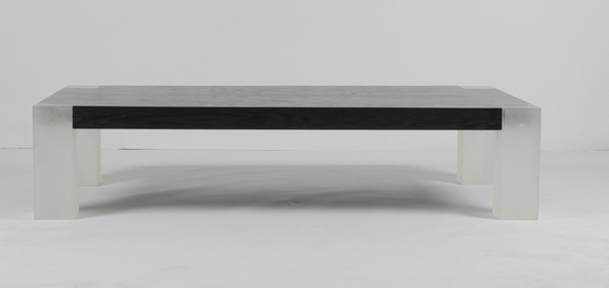 Un bon prix. Dessus solide naturel de noix de table basse de salon de jambes de socle de lucite en ligne