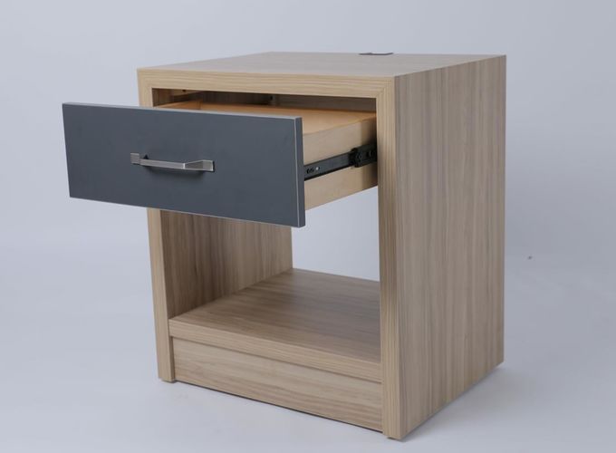 Table de chevet faite sur commande de nuit de grain en bois pour le salon 1
