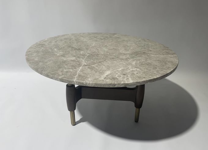 Table basse adaptée aux besoins du client de salon avec le dessus de marbre à base métallique en laiton balayé 1