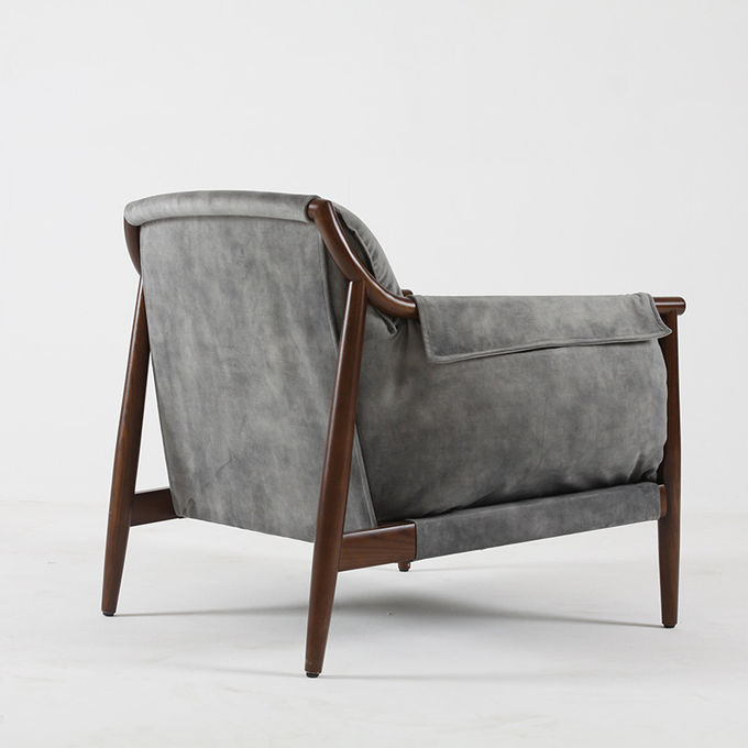 Le tissu a tapissé le style nordique en bois solide de chaise d'accent de cadre 1
